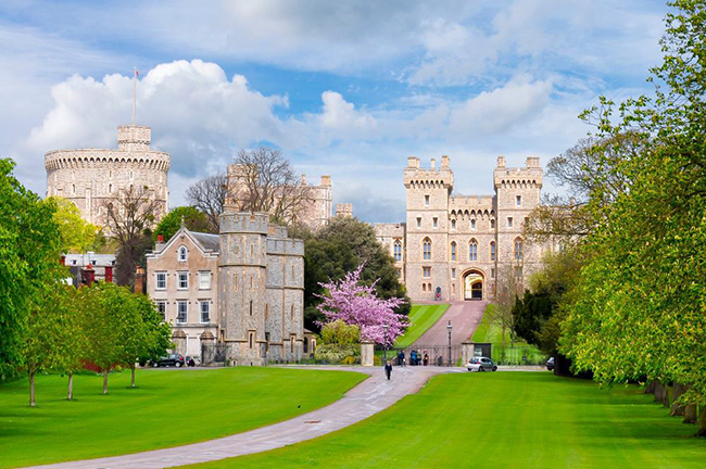 Lâu đài Windsor, Anh: Đây là một trong những lâu đài nổi tiếng nhất ở châu Âu và từng là nơi ở của hoàng gia Anh trong nhiều thế kỷ. Lâu đài có một pháo đài, cung điện và thị trấn nhỏ bao quanh.
