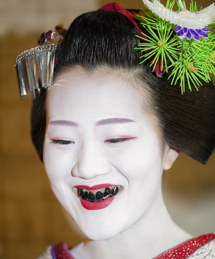 Một số truyền thống làm đẹp quái đản của phụ nữ châu Á - 8