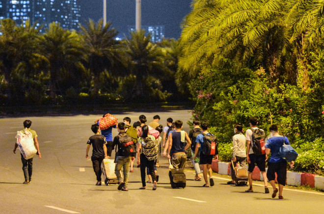 Tối 7/9, nhiều người lao động ra đại lộ Thăng Long (Hà Nội) để đi bộ về quê (ảnh: Người lao động)