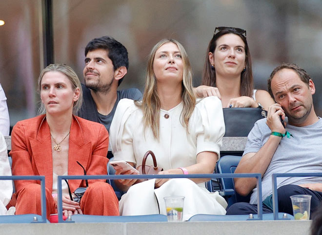 Sharapova nổi bật trên khán đài sân Arthur Ashe