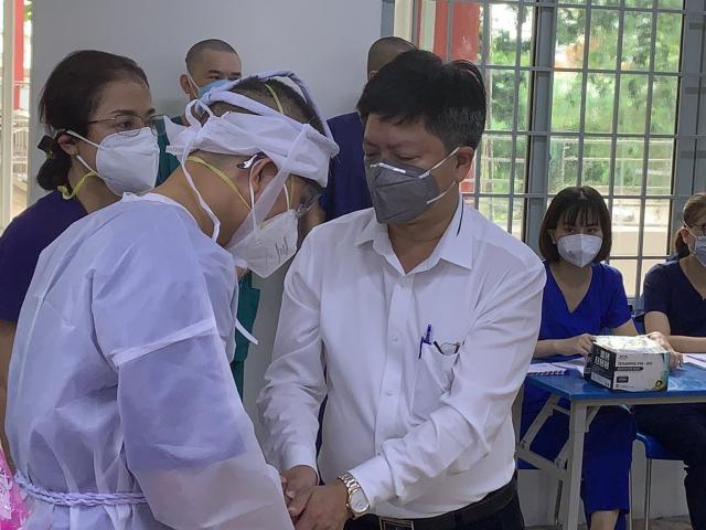 Đoàn công tác Bộ Y tế do ông Nguyễn Trọng Khoa, Phó Cục trưởng Cục Quản lý Khám chữa bệnh chia buồn cùng anh Thiết.