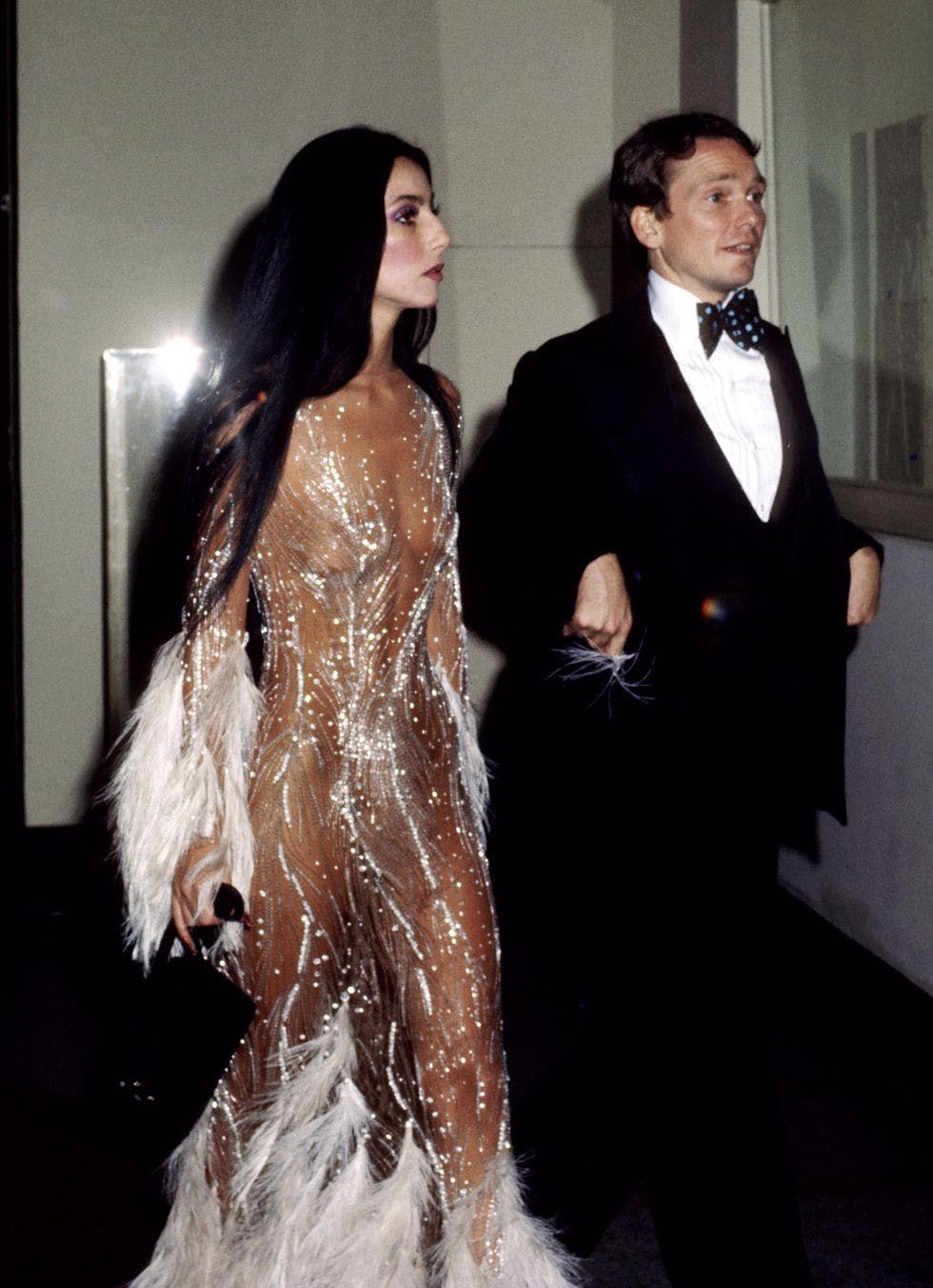 Nữ ca sĩ Cher trong bộ váy xuyên thấu đính tua rua lộng lẫy.
