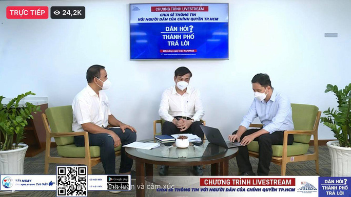 Phó Chủ tịch UBND TP HCM Lê Hòa Bình (giữa) trực tiếp trả lời người dân tại Chương trình "Dân hỏi - Thành phố trả lời"