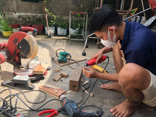 Trần Minh Tân đi xin gỗ vụn tại các xưởng để về tái chế thành mô hình nhà mini.
