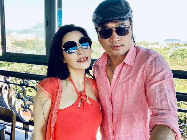 Sau cuộc hôn nhân đầu đổ vỡ với danh hài Lê Huỳnh, Kiều Oanh kết hôn với NSƯT Hoàng Nhất. Cặp đôi hiện có cuộc sống hạnh phúc viên mãn và cùng nhau đi diễn, chạy show. 
