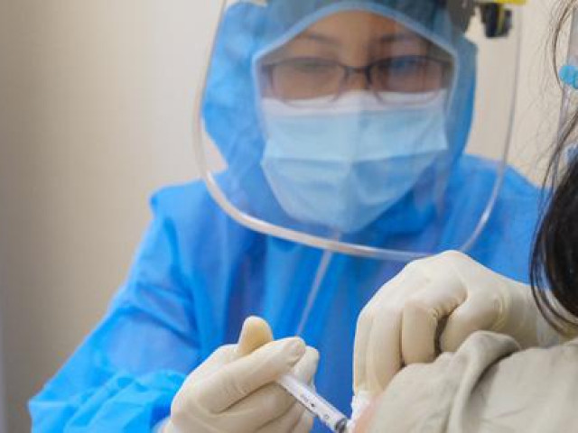 Sức khỏe đời sống - Cả nhà cùng lúc đi tiêm vaccine phòng COVID-19, chăm sóc nhau thế nào?