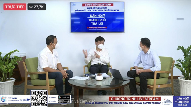 Ông Lê Hòa Bình, Phó Chủ tịch UBND TP HCM (giữa), giải đáp thắc mắc của người dân tại chương trình livestream “Dân hỏi - Thành phố trả lời”