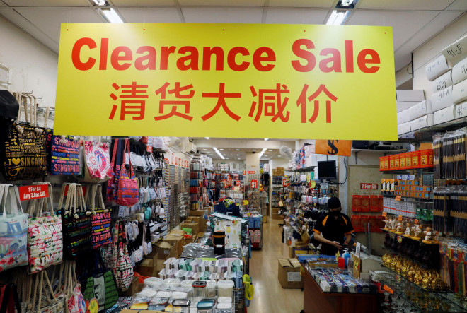 Một cửa hàng bán quà lưu niệm vắng hoe ở Chinatown - Singapore hôm 30-8 Ảnh: REUTERS