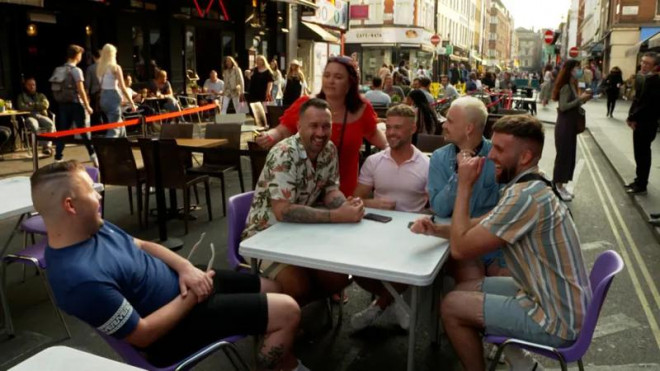 Các nhà hàng và quán cà phê ở Old Compton Street chật kín người sau khi chính phủ nới lỏng giãn cách xã hội. Ảnh: CBC 