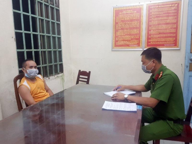 Pháp luật - Xin cho người thân qua chốt không được, đấm luôn công an