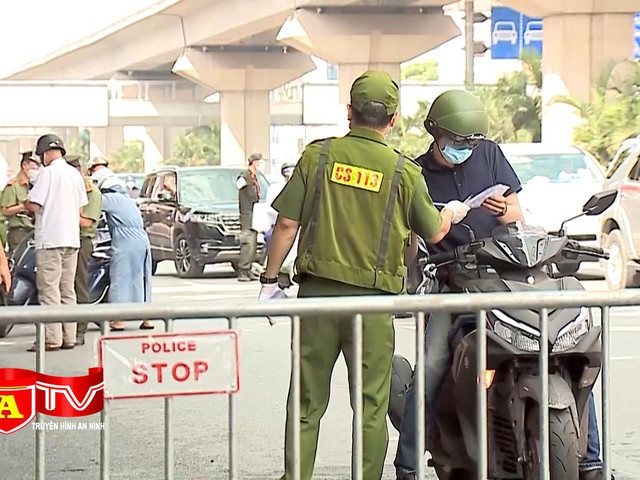 Video - CATP Hà Nội tuần tra kiểm soát trên 12.000 lượt người trong mùa dịch bệnh