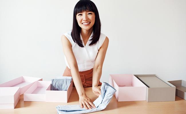 Marie Kondo là nữ doanh nhân Nhật Bản đã trở thành triệu phú chỉ nhờ việc… dọn dẹp và vứt bỏ những món không cần thiết trong nhà một cách thông minh.
