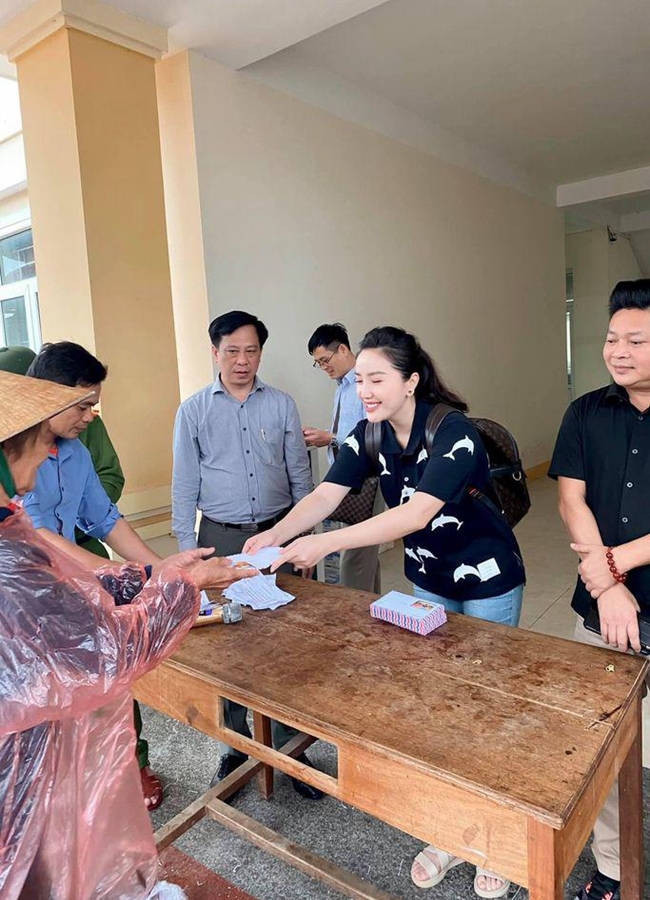 Đáng chú ý, giọng ca "Công chúa bong bóng"&nbsp;không hề kêu gọi quyên góp mà cùng gia đình tự bỏ tiền túi: “Đây là tấm lòng của con và gia đình con, không quyên góp của ai cả dành tặng cho người dân ở miền Trung nói chung và Hà Tĩnh ta nói riêng."
