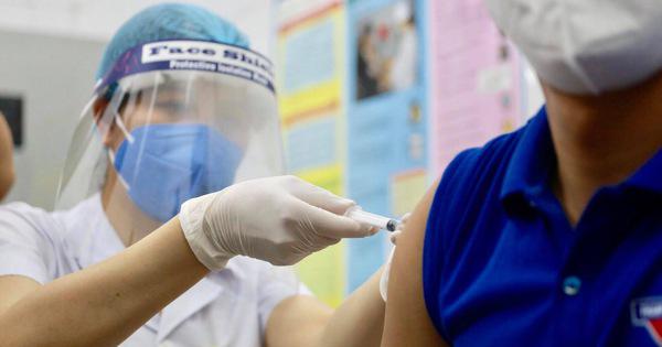 Cần tiêm vaccine phòng COVID-19 ngay khi có thể.