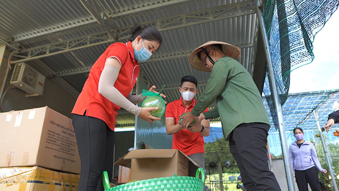 J&amp;T Express Nha Trang hỗ trợ nhà vườn đóng gói bưởi