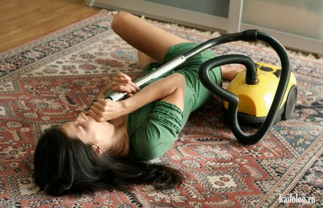 Đang dọn nhà nhưng đam mê ca hát trỗi dậy.
