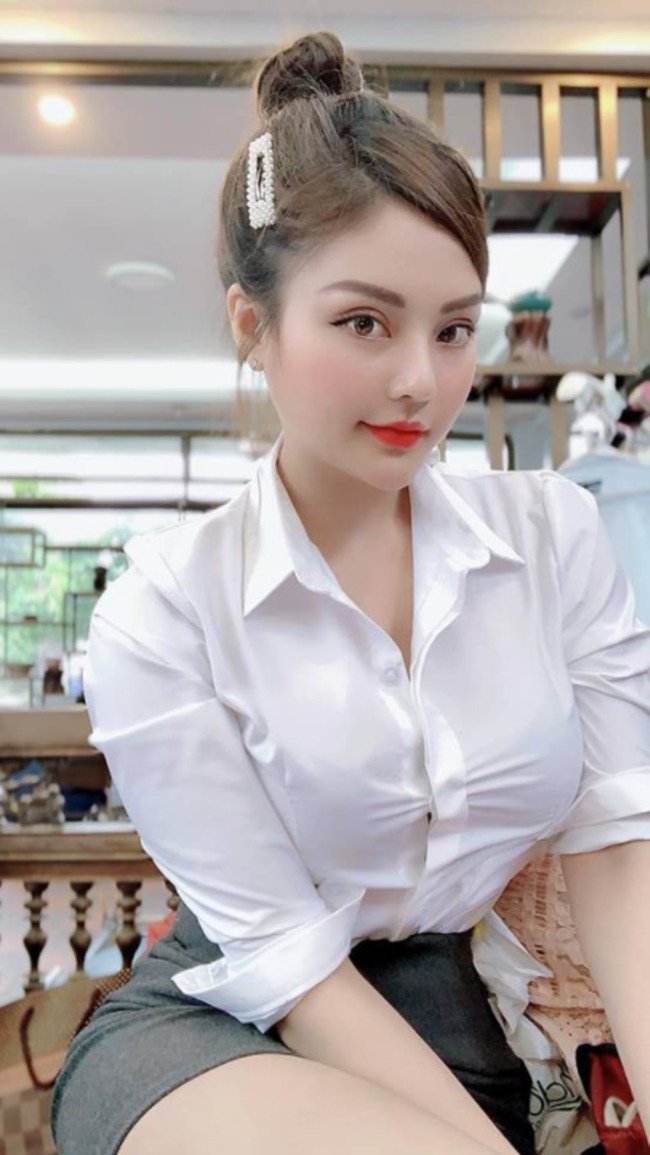 Trà My gây ấn tượng trong phim “Về nhà đi con” với vai nữ thư ký, lễ tân lẳng lơ khiến nam chính liên tục muốn tăng lương vì quá gợi cảm. 
