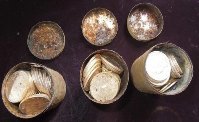 Theo CNN, khi đào vườn, chủ nhà phát hiện 8 hũ kim loại chứa tổng cộng 1.427 đồng tiền vàng có niên đại 1847 - 1894. 
