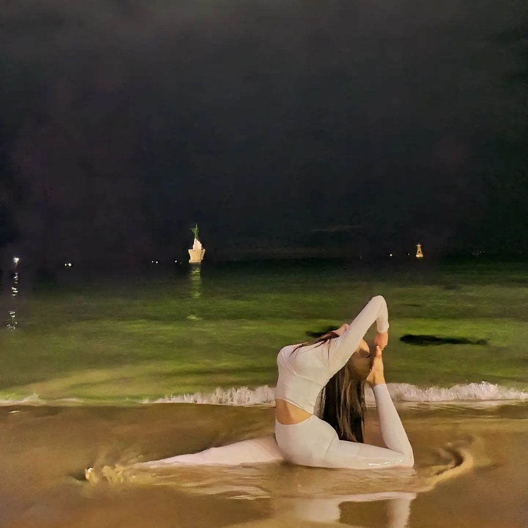 MC thời tiết Hàn Quốc nửa đêm ra biển tập yoga được khen dáng đẹp như hoa hậu - 5