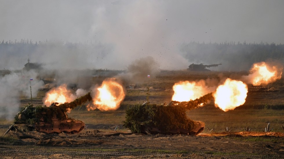 Pháo tự hành khai hỏa trong cuộc tập trận Zapad năm 2021 với sự tham gia của binh sĩ Nga và Belarus.