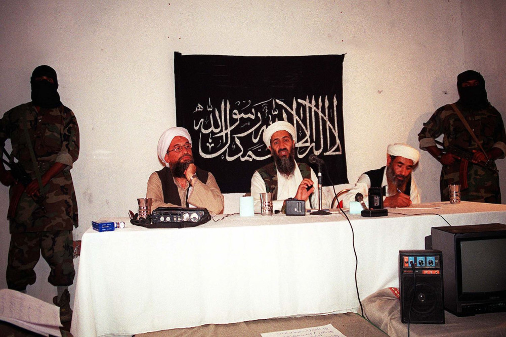 Osama bin Laden (giữa) tổ chức họp báo ở Afghanistan năm 1998.