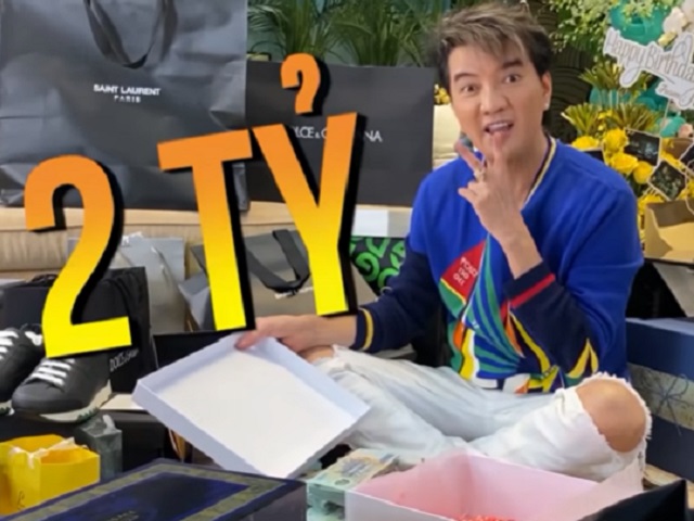 Đời sống Showbiz - Xôn xao clip Đàm Vĩnh Hưng khui quà sinh nhật với món quà 2 tỷ tiền mặt