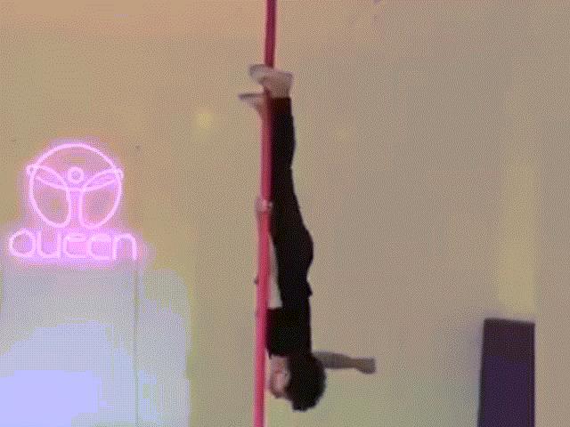 Phi thường - kỳ quặc - Thích thú xem người đàn ông 72 tuổi múa cột 'siêu đẳng'