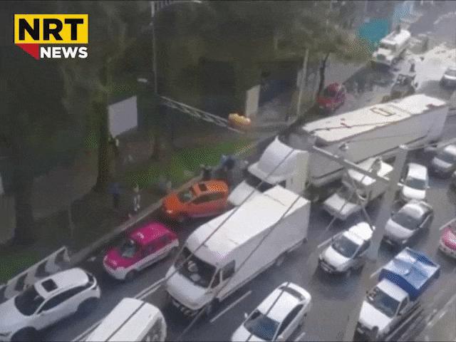 Ô tô - Tài xế container hung hăng ủi hàng loạt xe phía trước khi tắc đường