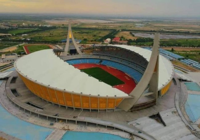 Sân vận động 5 tầng được Tổng công ty Xây dựng Nhà nước Trung Quốc thi công trên khu đất rộng hơn 85 ha bên ngoài thủ đô Phnom Penh.
