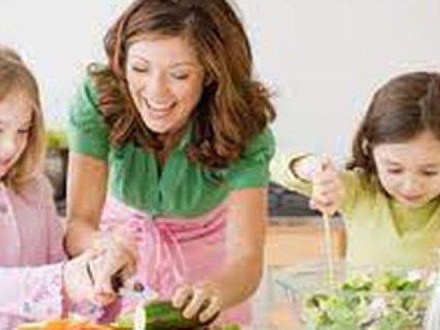 Giáo dục - du học - Bố mẹ thuê con làm việc nhà lúc nhỏ, khi về già có thể gặp mối nguy này