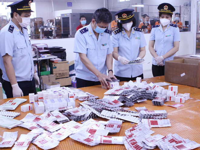 Hải quan kiểm tra thực tế lô hàng tân dược ngụy trang thực phẩm biếu tặng từ Ấn Độ gửi về Nội Bài