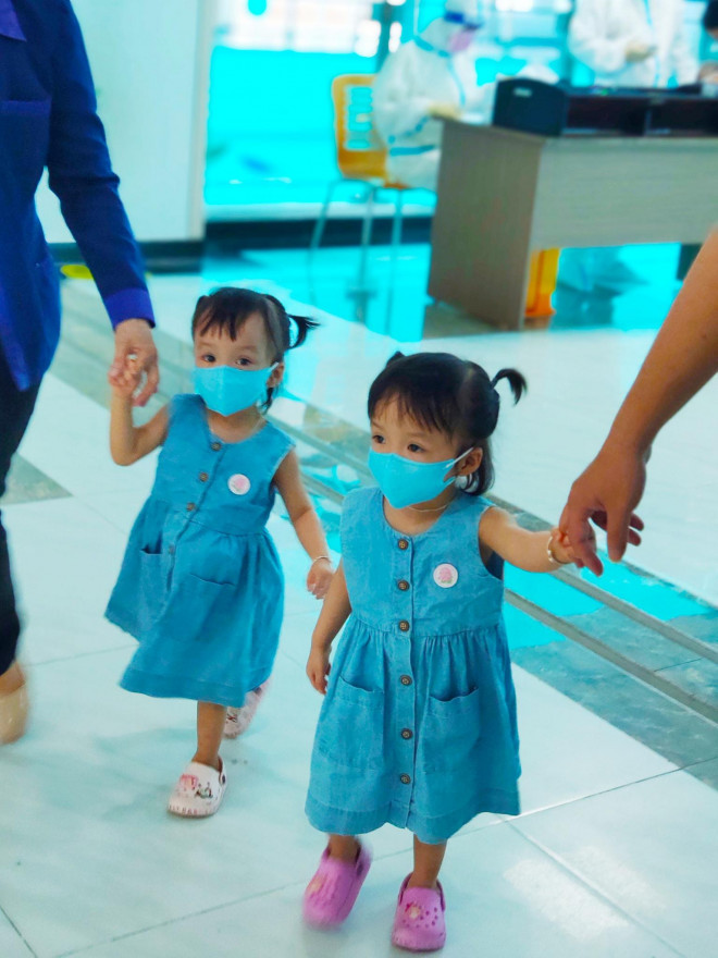 Hai chị em Trúc Nhi - Diệu Nhi đến Bệnh viện Nhi đồng Thành phố để tiêm chủng vaccine thủy đậu và viêm não Nhật Bản sáng 15/9. Ảnh: BVCC