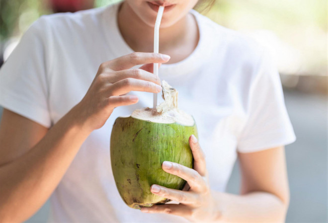 Nước dừa tốt cho sức khỏe, nhưng uống nước dừa sau tiêm vắc-xin phòng COVID-19 cách này lại có hại - 1
