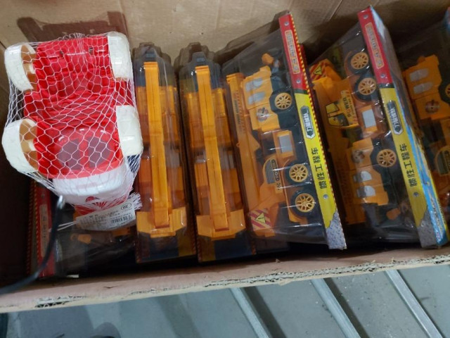 Thị trường - Tiêu dùng - Đột kích kho đồ chơi Trung thu ''Made in China'' khủng nghi vi phạm