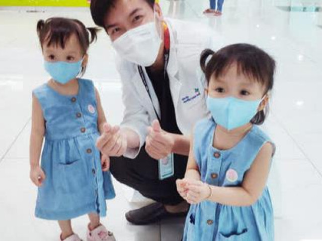 Sức khỏe đời sống - Hình ảnh mới cực đáng yêu của Trúc Nhi - Diệu Nhi khi đi tiêm chủng