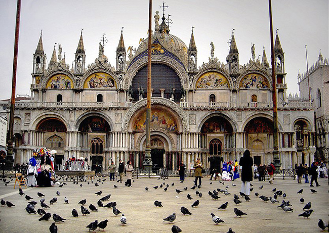 Vương cung thánh đường Thánh Mark: Là tòa nhà nổi tiếng nhất ở Venice, Nhà thờ Thánh Mark là một công trình kiến ​​trúc vĩ đại với các chi tiết trang trí công phu cùng nhiều tác phẩm điêu khắc và tác phẩm nghệ thuật ở mặt tiền.
