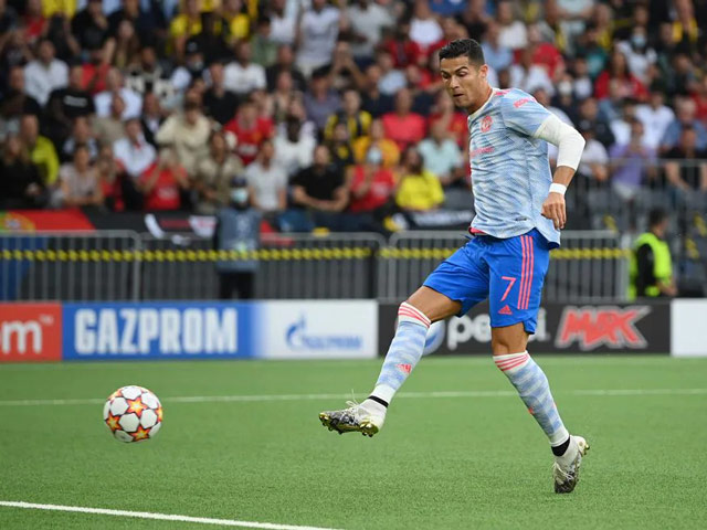 Bóng đá - Đỉnh cao MU: Fernandes vẩy má thần sầu, Ronaldo "mở hàng" Cúp C1