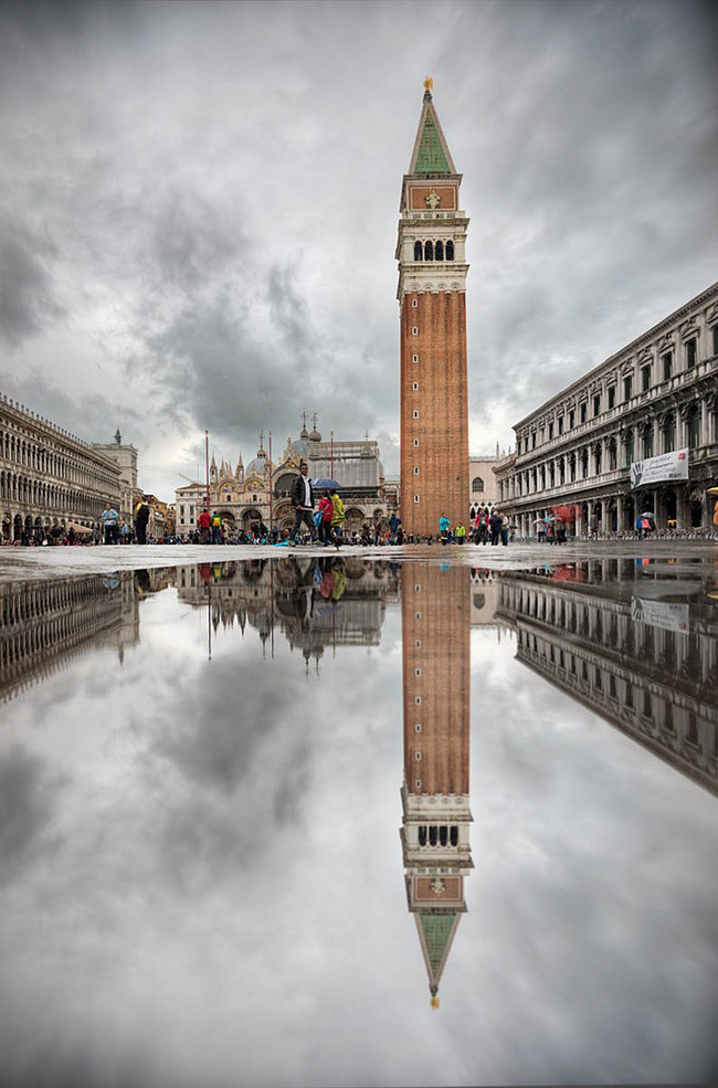 San Marco Campanile: Là công trình kiến ​​trúc cao nhất ở Venice, Campanile là một tòa nhà cao chót vót với độ cao 98,6m. Campanile được thiết kế đơn giản bằng gạch đỏ với đỉnh tháp chuông có tượng thiên thần Gabriel bằng vàng.

