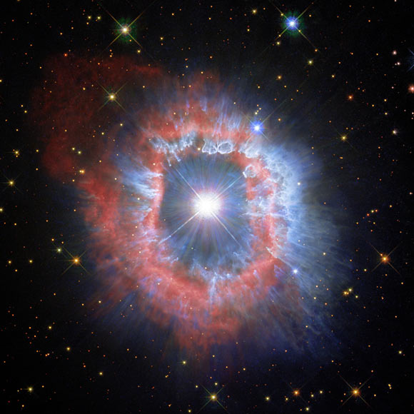 Ngôi sao "mắt quỷ" độc đáo trong bức ảnh được tập hợp từ nhiều bức ảnh chụp từ năm 1994-2021 - Ảnh: NASA/ESA