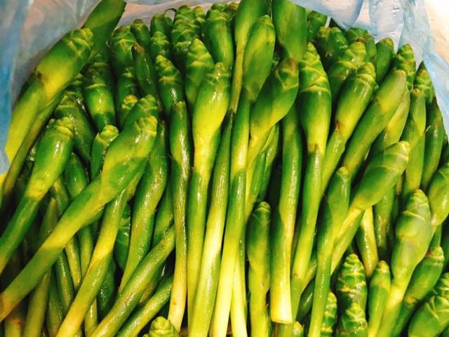 Thị trường - Tiêu dùng - Bất ngờ loại hoa mọc đầy rừng thành đặc sản, chị em thi nhau mua về ăn thử