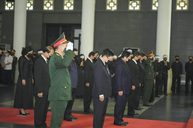 Đoàn Chính phủ vào viếng Đại tướng Phùng Quang Thanh. Ảnh: QĐND