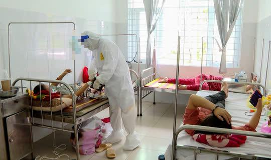 Bác sĩ tại Trung tâm y tế huyện Long Điền (Bà Rịa- Vũng Tàu) đang theo dõi sức khoẻ cho bệnh nhân mắc Covid-19