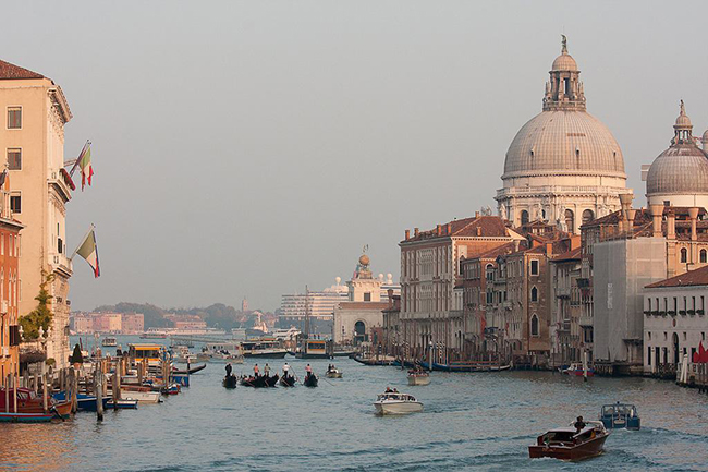 Canale Grande: Venice thực sự có hàng trăm kênh đào nối các hòn đảo với nhau, trong đó&nbsp;hòn đảo lớn nhất là Canale Grande. Hơn 170 tòa nhà có niên đại từ đầu thế kỷ 13 nằm dọc theo 2 bên bờ kênh và con kênh này đã đóng vai trò như một tuyến đường thủy quan trọng của thành phố trong hàng trăm năm.
