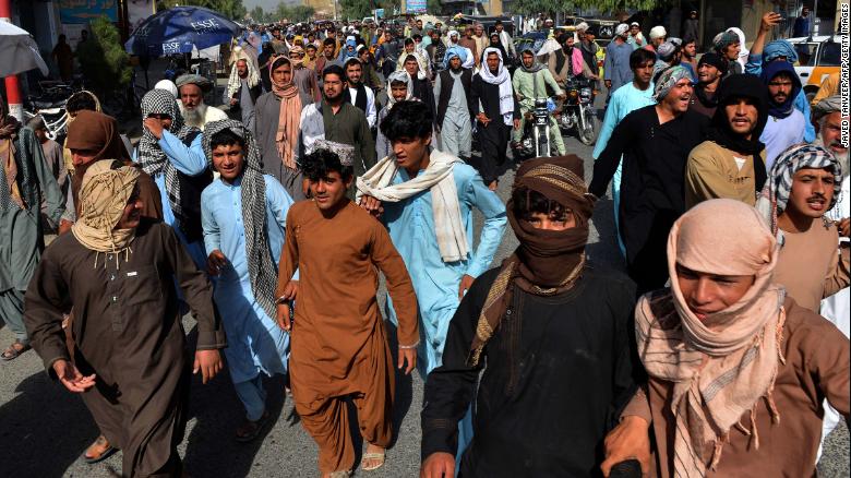 Người Afghanistan bị Taliban lấy mất nhà, đổ ra đường biểu tình ở thành phố Kandahar.