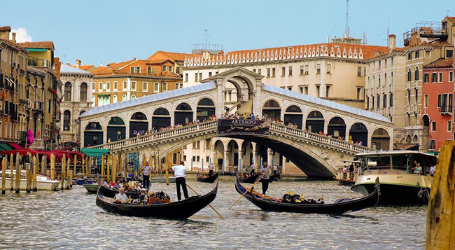 Ponte di Rialto: Là một trong những cây cầu ấn tượng&nbsp;bắc qua Grand Canal, Ponte di Rialto chắc chắn là cây cầu nổi tiếng và mang tính biểu tượng nhất. Cây cầu này nối các quận San Marco và San Polo, nó là con đường quan trọng dành cho người đi bộ và cũng là một điểm thu hút khách du lịch cực kỳ nổi tiếng.
