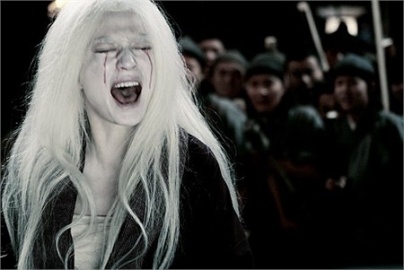 Hình ảnh ma nữ tóc bạc Bội Dung do Triệu Vy đóng trong "Họa Bì".