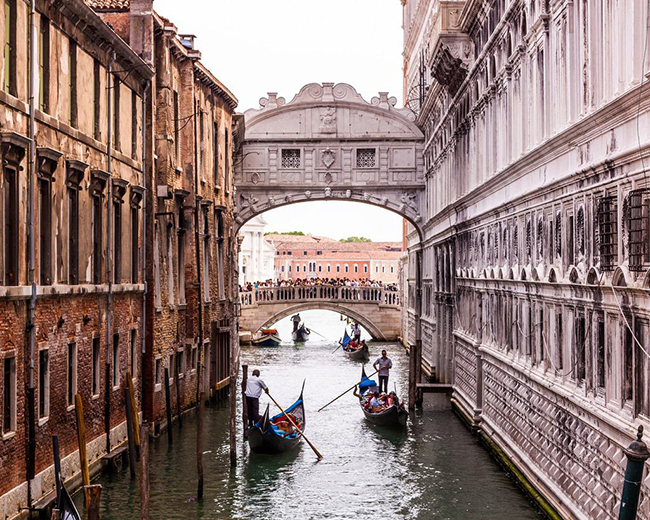 Bridge of Sighs: Mặc dù chỉ là một cây cầu nhỏ ở&nbsp;Venice, nhưng cầu Than Thở là một trong những công trình kiến ​​trúc thu hút được nhiều du khách nhất trong thành phố và là một địa danh lịch sử quan trọng.
