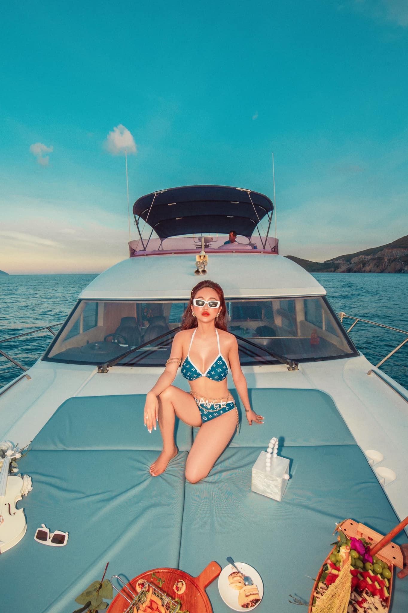 Thân hình gợi cảm của bà mẹ 2 con khoe trọn trong set đồ bơi hiệu Louis Vuitton đắt đỏ.