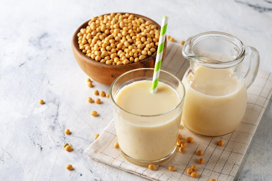 Với hàm lượng dưỡng chất dồi dào, sữa đậu nành là nguồn thực phẩm an lành trong hành trình nâng cao sức khoẻ và đề kháng của gia đình Việt