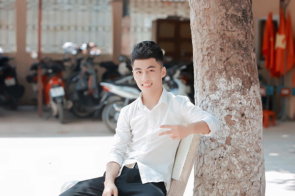 Nam thần học bá Nguyễn Quang Lâm với nụ cười tỏa nắng